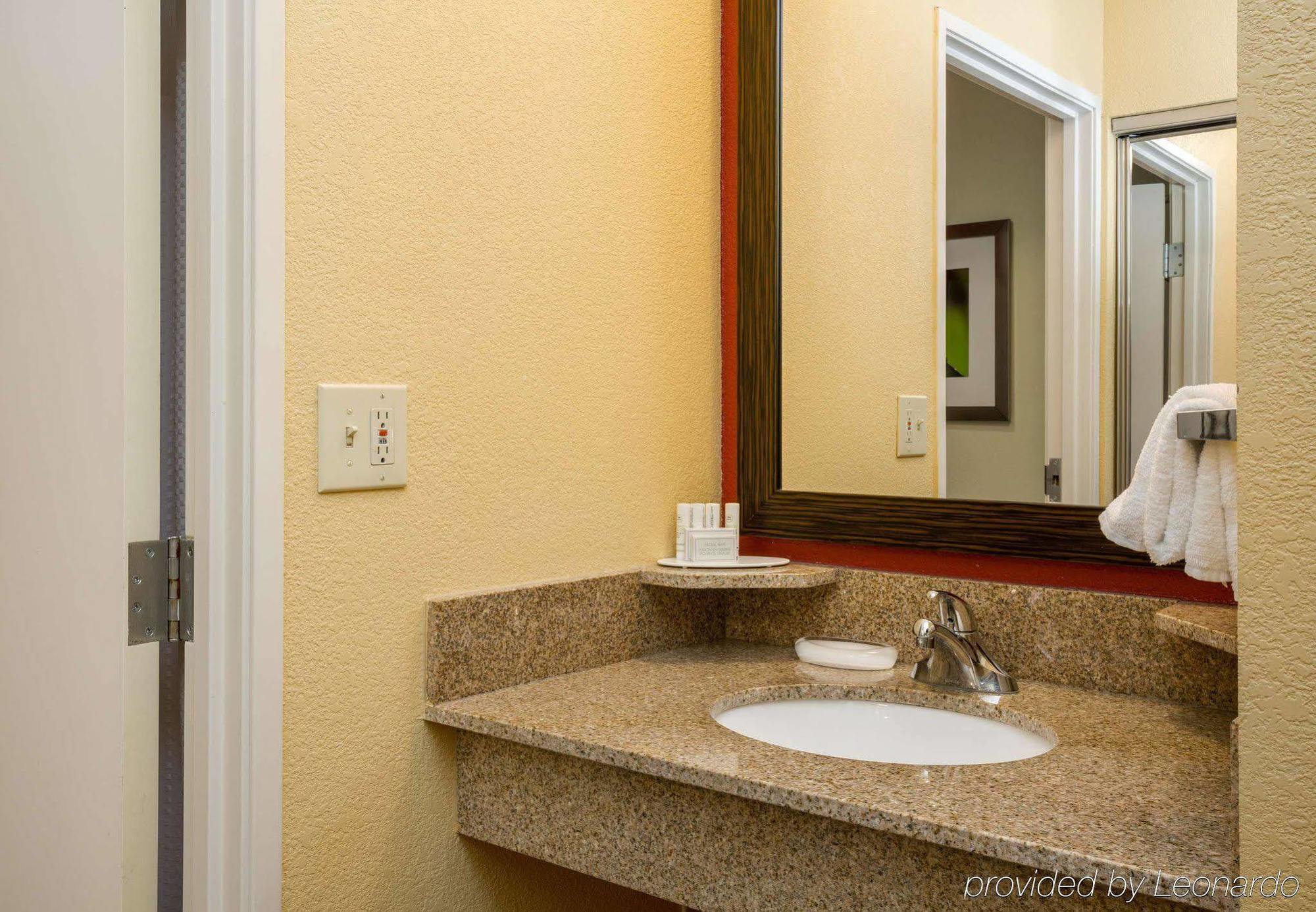 Courtyard By Marriott Monroe Airport Hotel Exterior foto